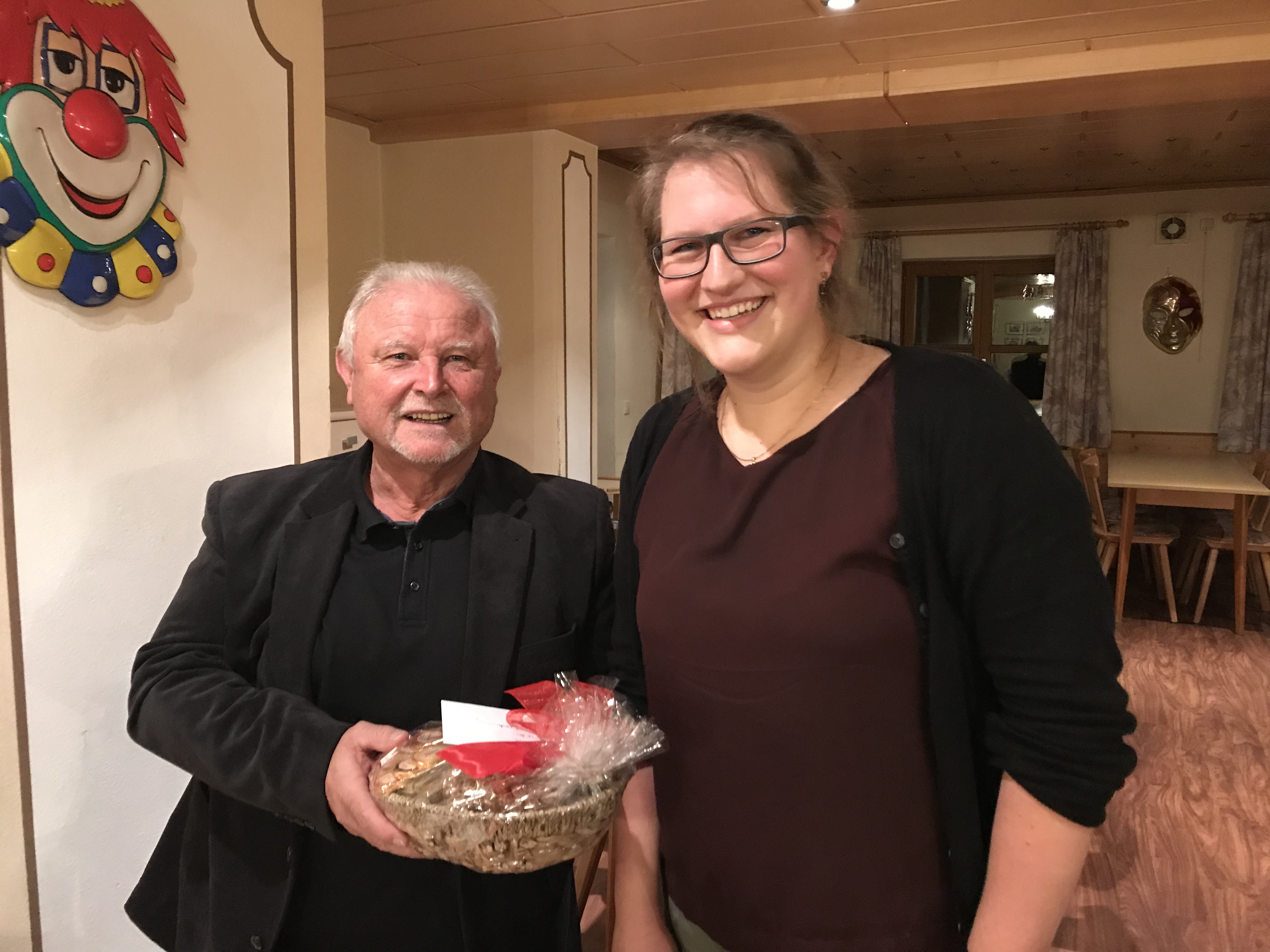 Anne-Kathrin Kalden überreichte Roland Knörnschild ein Geschenk.
